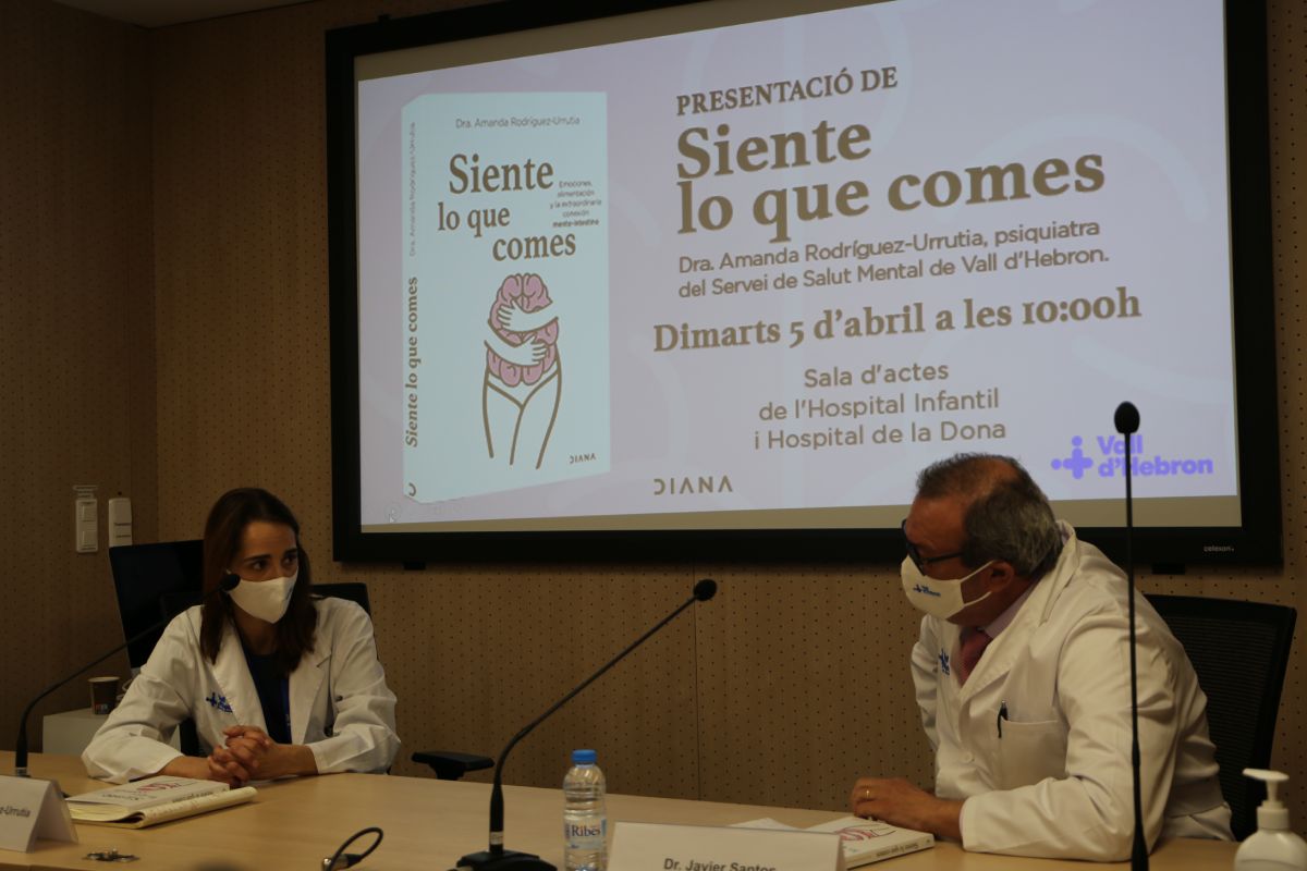 El investigador Javier Santos charla con la autora del libro Amanda Rodrguez. 